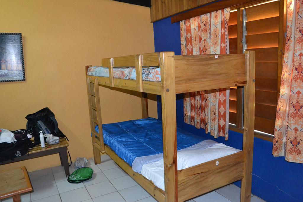 Ratu Kini Backpackers And Dive Resort Mana Island Room photo