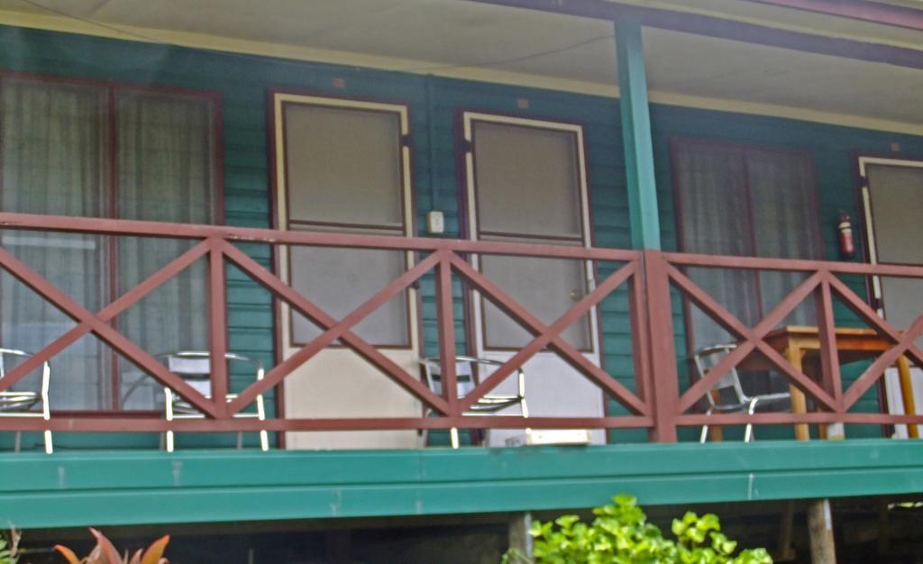 Ratu Kini Backpackers And Dive Resort Mana Island Exterior photo